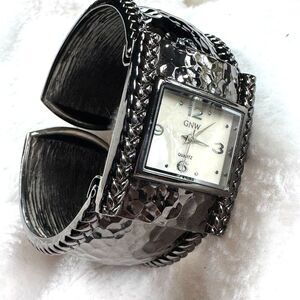 GNW Hammered Cuff Silver Toned Wide Bracelet Watch Y2K Quartz